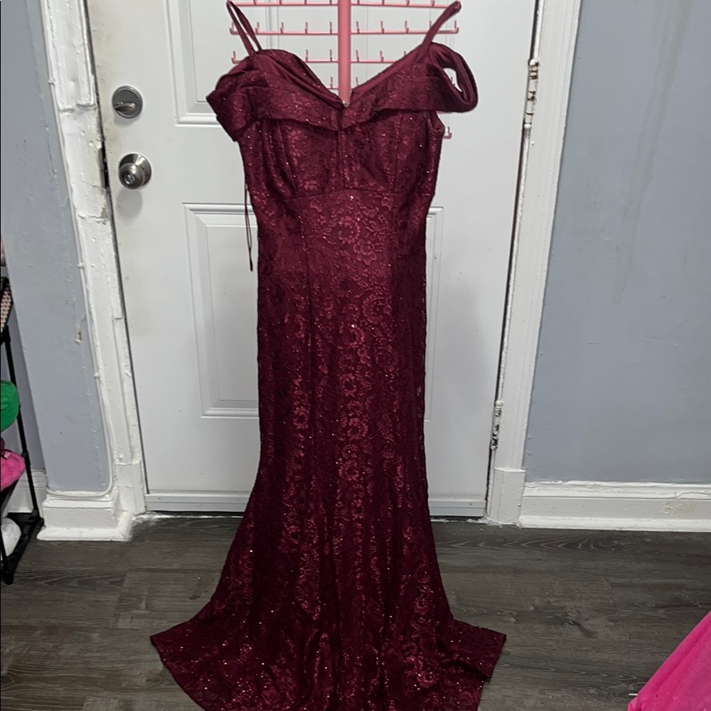 Elegant Burgundy Lace Evening Gown